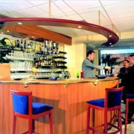 南特中心宜必思风格酒店