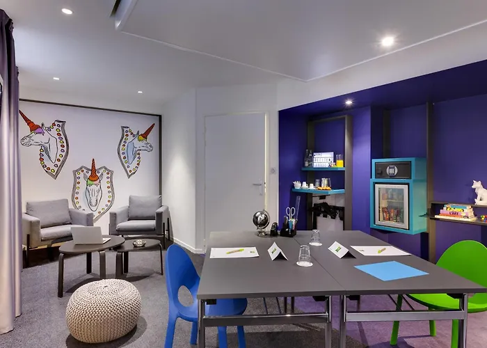 南特中心宜必思风格酒店 3*